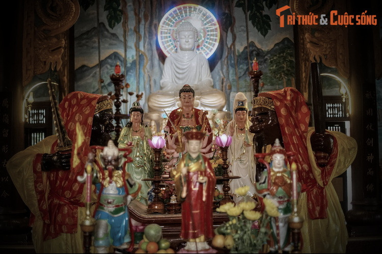 Mặc dù mang nguồn gốc Chăm Pa, xung quanh hai pho tượng Bảo vật quốc gia này lại có một giai thoại lịch sử đậm chất Việt, được lưu truyền lại qua nhiều thế kỷ.