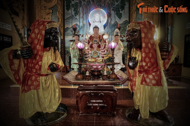 Để tưởng nhớ hai ông, vua Chiêm Thành đã cho người tạc tượng để thờ phụng…