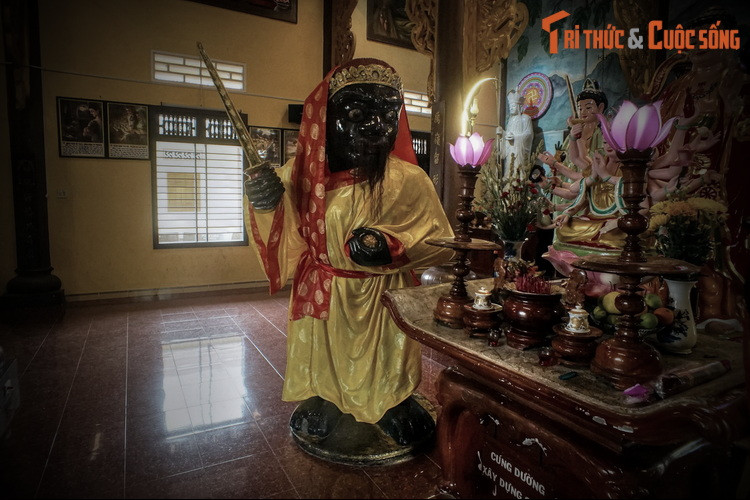 Tượng Ông Đen cao 2 mét 45, tay phải cầm binh khí, tay trái đưa cong lên ngang ngực, lòng bàn tay cầm vật có chuôi hình xoắn ốc, cổ chân mỗi bên được trang trí đeo hình rắn thần Naga.