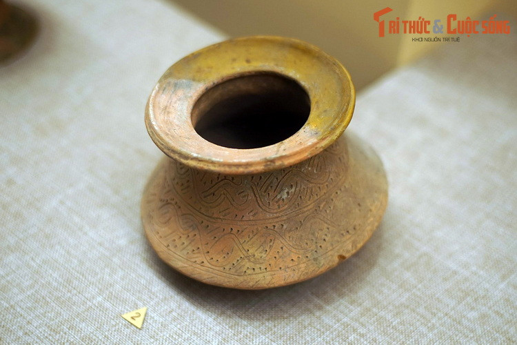 Bình có trang trí hoa văn của văn hóa Đồng Nai. Đồ gốm chiếm số lượng lớn trong các di chỉ khảo cổ học thuộc văn hóa Đồng Nai, khẳng định sự phổ biến và tầm quan trọng của vật liệu này với cư dân Đồng Nai cổ đại.