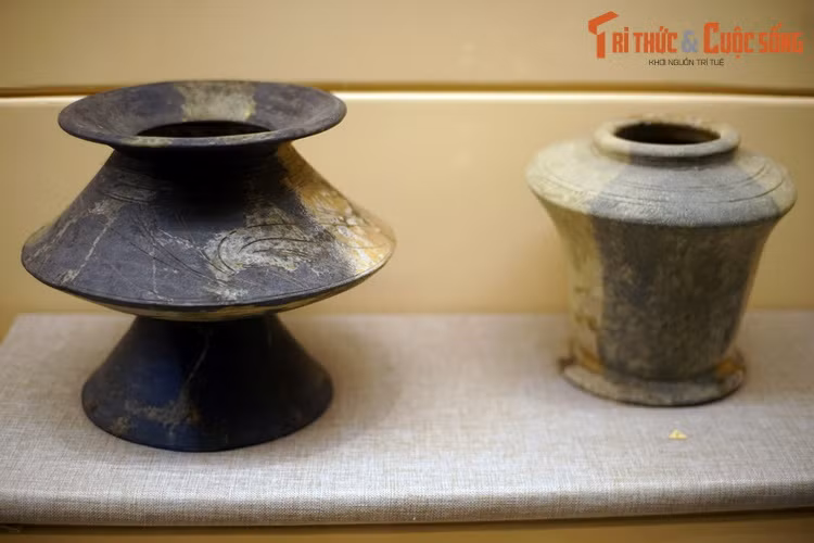 Một số loại bình của văn hóa Đồng Nai, được khai quật tại Gò Ô Chùa, Long An. Gò Ô Chùa là một di chỉ quan trọng khác của văn hóa Đồng Nai. Khu vực này vừa mang tính chất là nơi cư trú vừa là nơi mai táng với hai hình thức mai táng là mộ nồi và mộ đất.