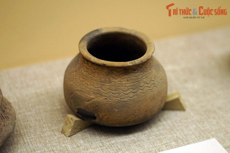 Nồi gốm văn hóa Đồng Nai. Số lượng gốm của nền văn hóa này được tranh trí hoa văn chiếm tỉ lệ cao. Hoa văn thường được tạo bằng cách dập hình nan chiếu, chải, vạch và miết láng.