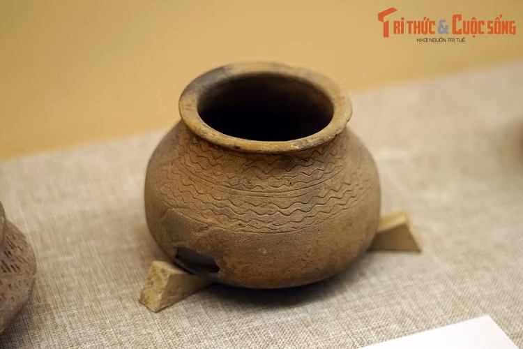 Nồi gốm văn hóa Đồng Nai. Số lượng gốm của nền văn hóa này được tranh trí hoa văn chiếm tỉ lệ cao. Hoa văn thường được tạo bằng cách dập hình nan chiếu, chải, vạch và miết láng.