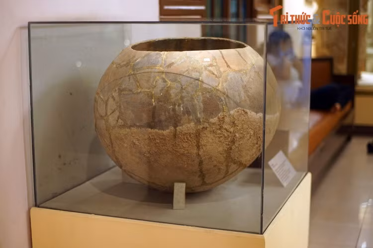 Mộ vò bằng gốm của văn hóa Đồng Nai. Hình thức mai táng bằng mộ vò là một nét đặc trưng của nền văn hóa này.