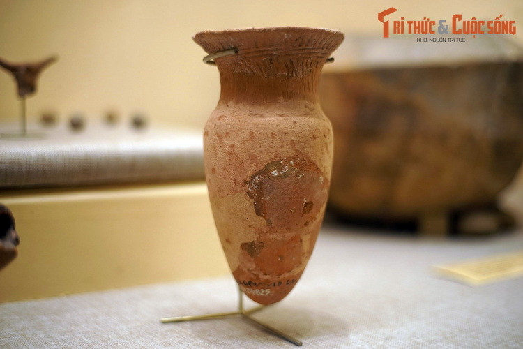 Lọ gốm văn hóa Đồng Nai. Đồ gốm Đồng Nai rất phong phú về kiểu dáng và cách trang trí, được làm bằng bàn xoay và nặn bằng tay, có độ nung cao, áo gốm được miết láng.