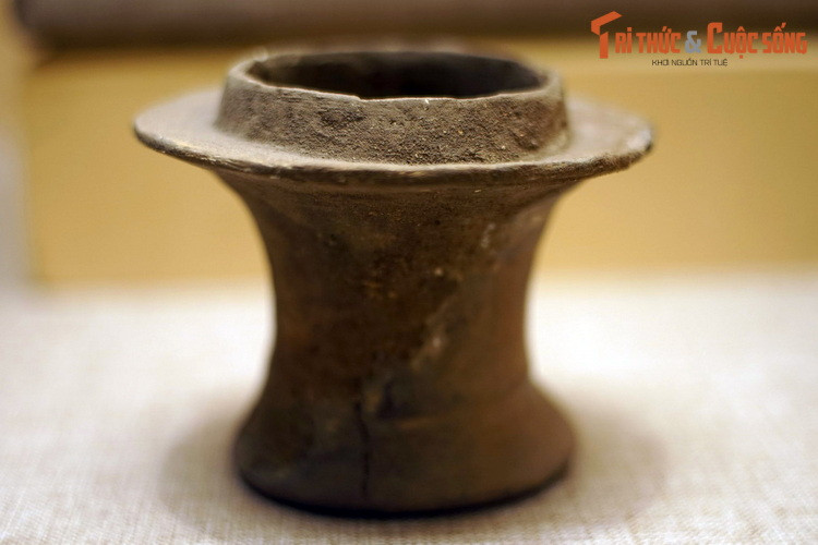 Đèn gốm văn hóa Đồng Nai. Cư dân nền văn hóa này làm nông nghiệp kết hợp với săn bắt, hái lượm và phát triển các nghề thủ công. Bên cạnh đó, họ còn buôn bán giao thương với các vùng văn hóa khác như Sa Huỳnh, khu vực Đông Nam Á và đặc biệt là Ấn Độ.