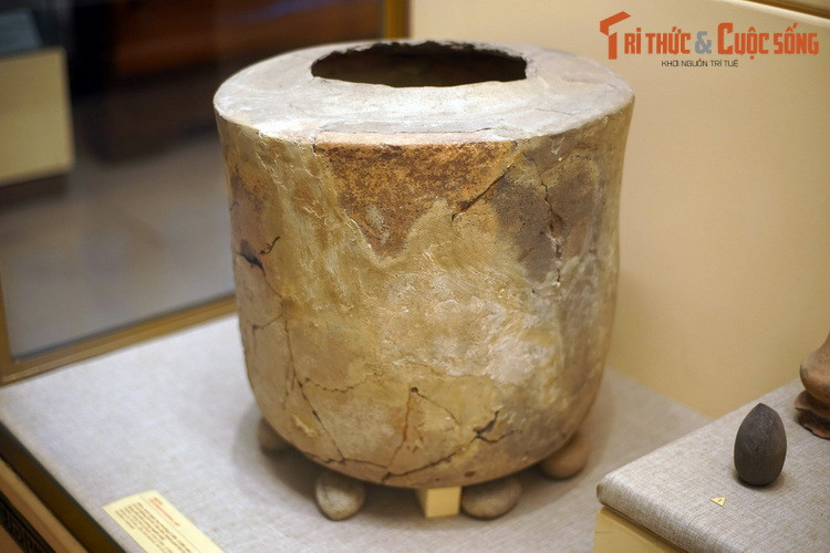 Một mẫu mộ vò của văn hóa Đồng Nai.