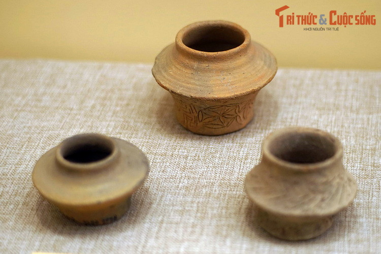 Binh vai gãy tô màu và in mép vỏ sò của văn hóa Đồng Nai. Đồ án trang trí phổ biến ở gốm Đồng Nai là các đường thẳng song song, lượn hình sóng, nửa đường tròn quay (phía trong có những hình nửa đường tròn nhỏ hơn, đồng tâm quay cùng một hướng), hình răng sói và hình chữ nhật.