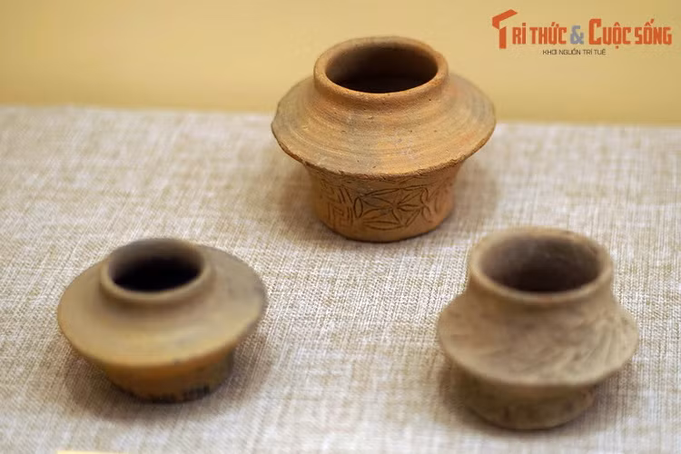 Binh vai gãy tô màu và in mép vỏ sò của văn hóa Đồng Nai. Đồ án trang trí phổ biến ở gốm Đồng Nai là các đường thẳng song song, lượn hình sóng, nửa đường tròn quay (phía trong có những hình nửa đường tròn nhỏ hơn, đồng tâm quay cùng một hướng), hình răng sói và hình chữ nhật.