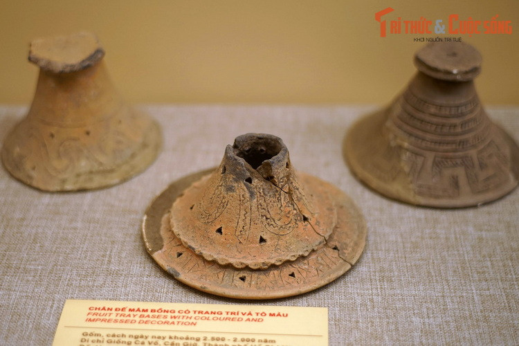 Chân đế mâm bồng có trang trí và tô màu của văn hóa Đồng Nai. Có bốn loại gốm Đồng Nai chủ yếu, được phân loại theo màu sắc và chất liệu, gồm gốm đỏ và đỏ nhạt, gốm xám, gốm đen và gốm thô.