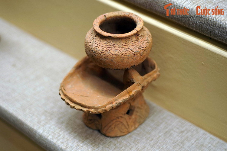 Nồi và cà ràng (bếp đun) minh khí của văn hóa Đồng Nai. khai quật tại Giồng Cá Vồ (xã Long Hòa, huyện Cần Giờ, TP Hồ Chí Minh). Giồng Cá Vồ là một di chỉ lớn bậc nhất của văn hóa Đồng Nai. Nơi đây có tầng văn hóa khá dày, đồng thời cũng là khu mộ táng phong phú.