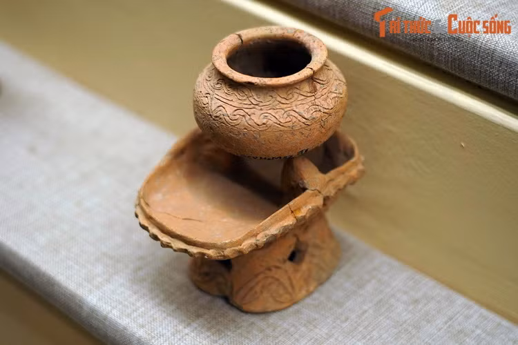 Nồi và cà ràng (bếp đun) minh khí của văn hóa Đồng Nai. khai quật tại Giồng Cá Vồ (xã Long Hòa, huyện Cần Giờ, TP Hồ Chí Minh). Giồng Cá Vồ là một di chỉ lớn bậc nhất của văn hóa Đồng Nai. Nơi đây có tầng văn hóa khá dày, đồng thời cũng là khu mộ táng phong phú.