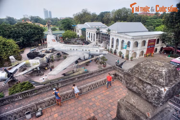 Ngược dòng thời gian, Bảo tàng được thành lập ngày 17/7/1956, thuộc Tổng cục Chính trị Quân đội nhân dân Việt Nam. Cơ sở hạ tầng của Bảo tàng là khu nhà thuộc trại lính thông tin của Quân đội Pháp xưa.