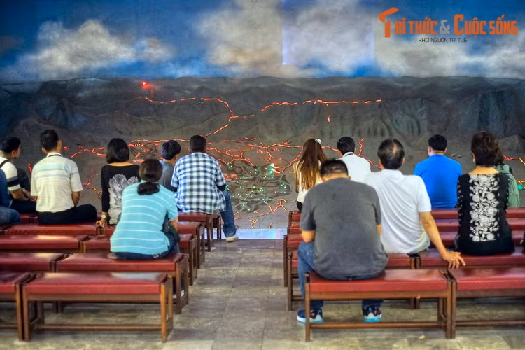 Bên cạnh hiện vật gốc, các hình ảnh, mô hình, sa bàn... đem lại những góc nhìn sinh động về các sự kiện lớn trong lịch sử quân sự của dân tộc.