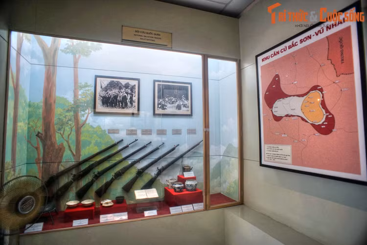 Hệ thống trưng bày trong nhà của Bảo tàng giới thiệu 4.000 hiện vật, tài liệu trên diện tích rộng 3.200 m2, tái hiện một cách sinh động lịch sử dựng nước và giữ nước của dân tộc ta từ thời đại Hùng Vương đến thời đại Hồ Chí Minh.