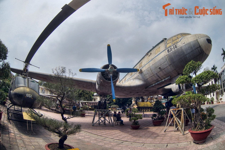 Hiện vật đồ sộ nhất của Bảo tàng là chiếc máy bay IL-14 số hiệu VN-C482, từng được Trung đoàn Không quân 919 đã sử dụng làm chuyên cơ chở Chủ tịch Hồ Chí Minh và các đồng chí lãnh đạo Đảng, Nhà nước đi công tác trong những năm 1960 - 1964.