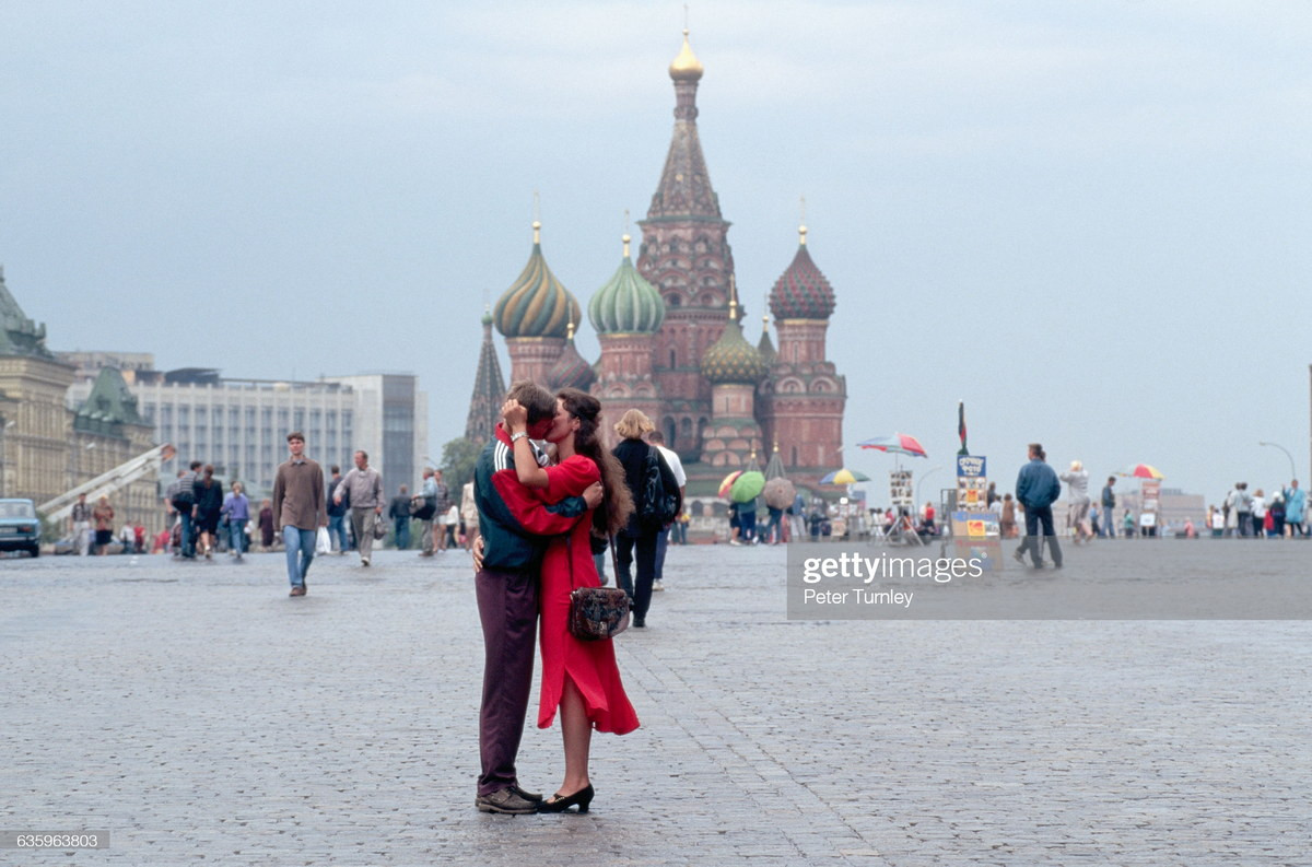 Một cặp đôi hôn nhau trên Quảng trường Đỏ, Moscow năm 1996.