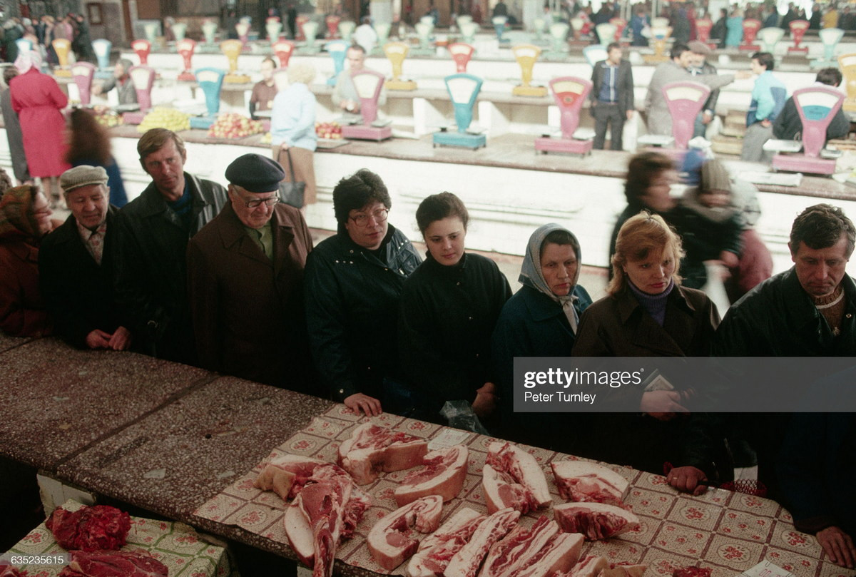 Người dân tại một thị trấn ở Siberia xếp hàng để mua thịt xông khói và các loại thịt khác tại một cửa hàng do nhà nước quản lý, tháng 6/1991. Thị trấn công nghiệp nghèo của họ đang gặp khó khăn về kinh tế trên diện rộng.