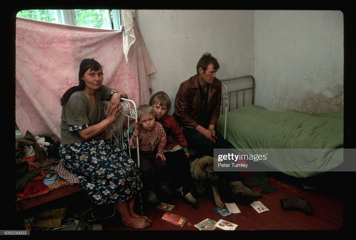 Một gia đình nghèo tại thị trấn công nghiệp ở Siberia, tháng 6/1991