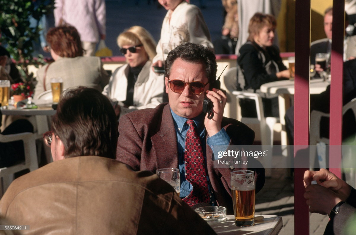 Một doanh nhân Nga sử dụng điện thoại di động tại quán bia, 1996.