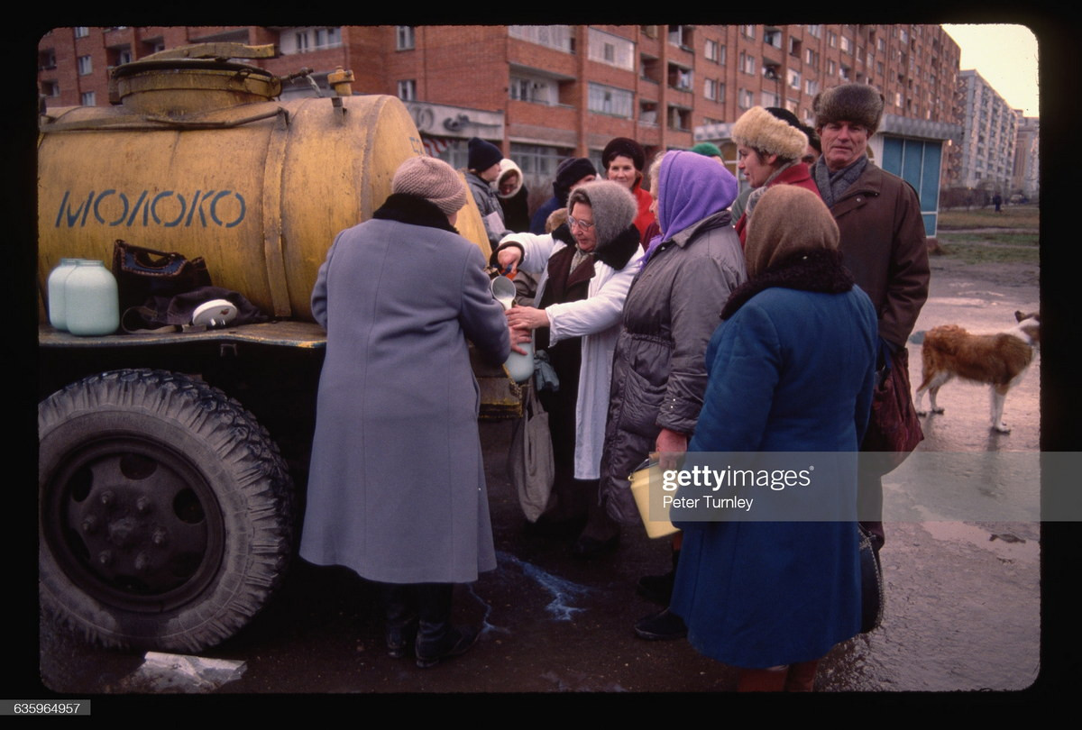 Người dân Moscow tụ tập quanh một xe chở sữa để chờ đến lượt mua sữa, một mặt hàng khan hiếm vào thời điểm tháng 11/1991.