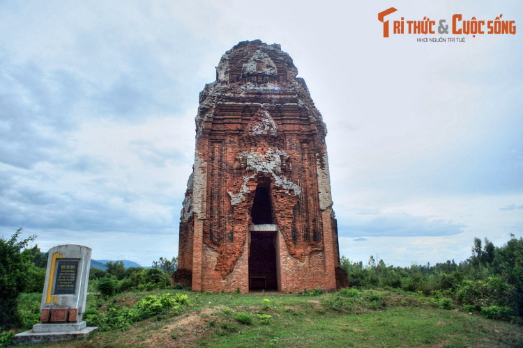 Cầu cũng nằm trên một trong những tuyến đường dẫn đến tháp Thủ Thiện, một di tích của người Chăm cổ tọa lạc tại làng Thủ Thiện, xã Bình Nghi.