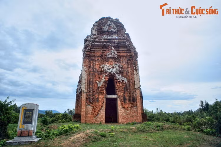 Cầu cũng nằm trên một trong những tuyến đường dẫn đến tháp Thủ Thiện, một di tích của người Chăm cổ tọa lạc tại làng Thủ Thiện, xã Bình Nghi.