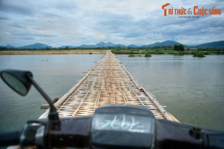 Mỗi lần có xe máy chạy qua, những thanh tre rung lên bần bật. Người lần đầu chạy xe qua cầu sẽ không khỏi thót tim vì chỉ cần một chút bất cẩn là người và phương tiện có thể rơi xuống sông.