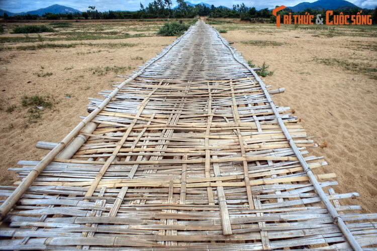 Trên phương diện giao thông, cây cầu này là mối nguy cơ cho tính mạng và tài sản của người dân địa phương. Việc người dân ngã, rơi xuống sông, hư hỏng phương tiện khi qua cầu đã nhiều lần được ghi nhận.