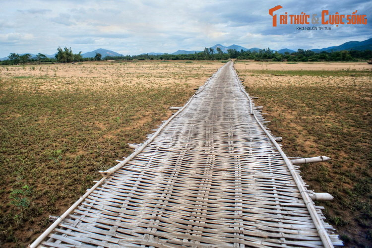 Do độ bền không cao, vào đầu mùa mưa, khoảng cuối tháng 9 hàng năm, chính quyền địa phương sẽ cho phá bỏ cây cầu để tránh việc nước lũ chảy xiết làm hỏng kết cấu cầu, gây nguy hiểm cho người qua lại.
