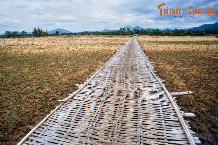 Do độ bền không cao, vào đầu mùa mưa, khoảng cuối tháng 9 hàng năm, chính quyền địa phương sẽ cho phá bỏ cây cầu để tránh việc nước lũ chảy xiết làm hỏng kết cấu cầu, gây nguy hiểm cho người qua lại.