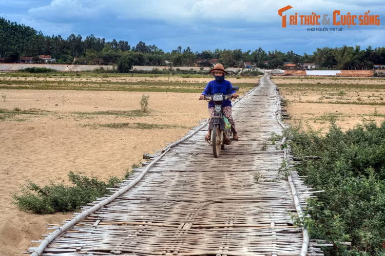 Do cầu tre hẹp, hai xe đi ngược chiều rất dễ xảy ra va chạm. Những người đi xe máy cẩn thận chỉ qua cầu khi thấy không có xe chạy ở chiều đối diện.