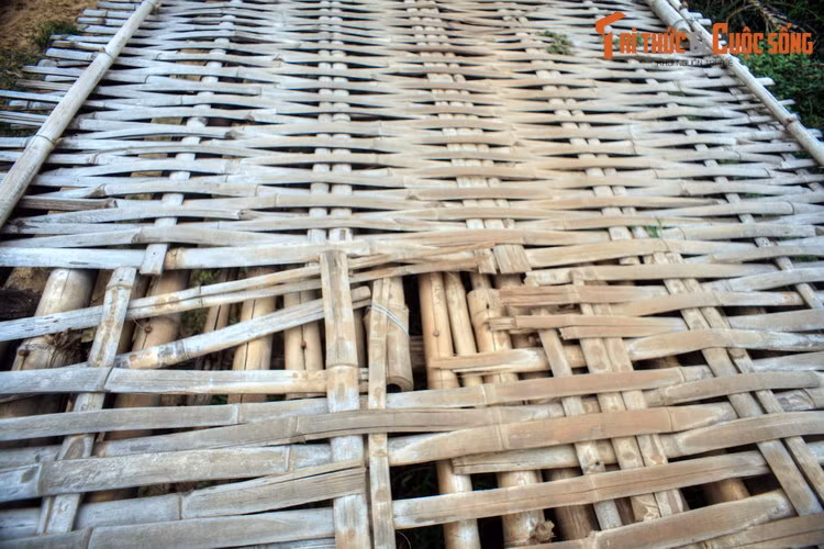 Dù biết là nguy hiểm, hàng ngày mọi người vẫn phải đi qua cây cầu tre ọp ẹp vì đây là con đường ngắn nhất để kết nối hai xã. Nếu đi đường vòng, họ phải đi thêm cả chục km.