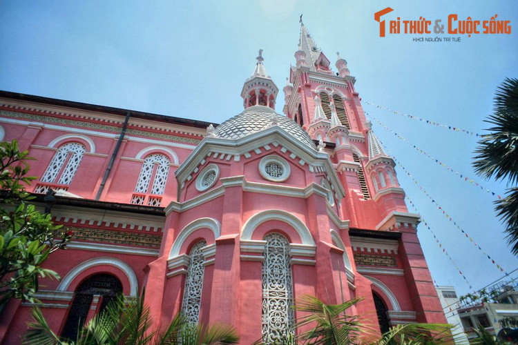  7. Nhà thờ Tân Định nằm tại số 289 Hai Bà Trưng, phường 8, Quận 3 TP HCM, được xây dựng từ năm 1870 – 1876. Về tổng thể công rình mang phong cách kiến trúc Gothic, nhưng các chi tiết trang trí lại mang ảnh hưởng phong cách Roman và Baroque.