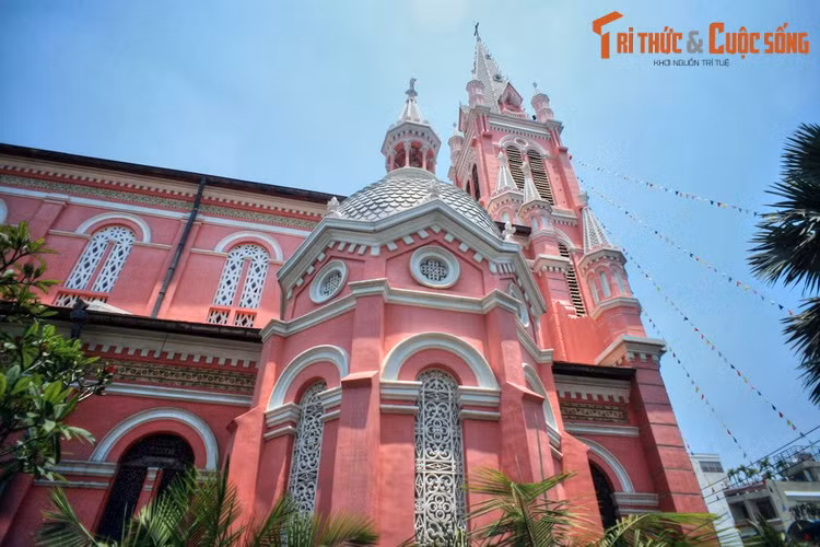  7. Nhà thờ Tân Định nằm tại số 289 Hai Bà Trưng, phường 8, Quận 3 TP HCM, được xây dựng từ năm 1870 – 1876. Về tổng thể công rình mang phong cách kiến trúc Gothic, nhưng các chi tiết trang trí lại mang ảnh hưởng phong cách Roman và Baroque.