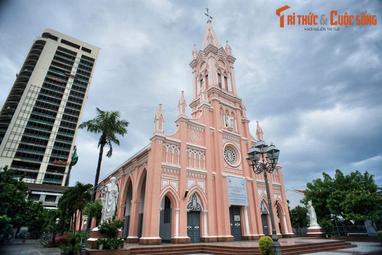  12. Nhà thờ chính tòa Đà Nẵng, còn gọi là nhà thờ Con Gà Đà Nẵng nằm ở quận Hải Châu, thành phố Đà Nẵng, là một trong những công trình kiến trúc cổ tiêu biểu của thành phố lớn nhất miền Trung. Nhà thờ được xây vào năm 1923-1924 theo phong cách kiến trúc Gothic.