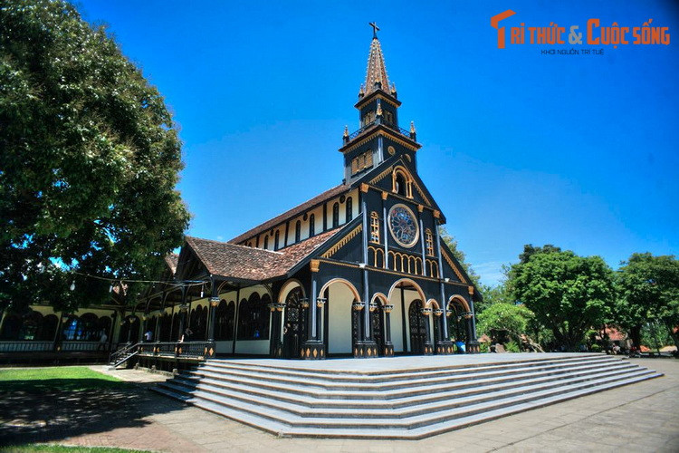 5. Nhà thờ chính tòa Kon Tum, thường được gọi là nhà thờ Gỗ, là một điểm đến nổi tiếng của TP Kon Tum, tỉnh Kon Tum. Khởi công năm 1913 và hoàn thành năm 1918, nhà thờ được xây hoàn toàn bằng phương pháp thủ công với chất liệu chủ yếu là gỗ, trong đó nhiều nhất là gỗ cà chít.