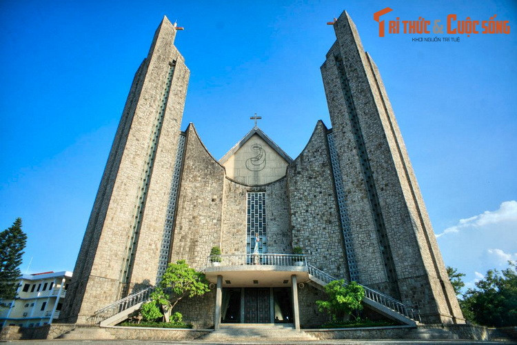  17. Nhà thờ Chính tòa Phủ Cam nằm ở phường Phước Vĩnh của thành phố Huế, là nhà thờ lâu đời nhất Cố đô Huế. Nhà thờ có lịch sử hình thành từ năm 1682, đến năm 1960 được xây lại theo thiết kế độc đáo của kiến trúc sư Ngô Viết Thụ - "cha đẻ" của Dinh Độc Lập ở Sài Gòn.