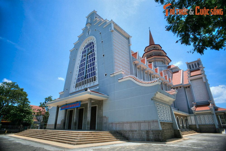  9. Nhà thờ Dòng Chúa Cứu Thế tọa lạc ở phường Phú Nhuận, thành phố Huế, là nhà thờ nổi tiếng bậc nhất Cố đô Huế. Đây cũng là một trong những nhà thờ Công giáo tráng lệ nhất ở Việt Nam. Công trình được xây dựng từ năm 1959-1962 theo thiết kế của kiến trúc sư Nguyễn Mỹ Lộc.