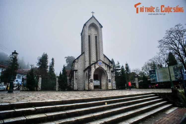  10. Nhà thờ đá Sapa, còn gọi là nhà thờ Đức Mẹ Mân Côi, là công trình mang tính biểu tượng nằm ở trung tâm thị xã Sapa. Nhà thờ được xây từ năm 1926-1935 theo phong cách kiến trúc Gothic kết hợp Roman, có đặc điểm nổi bật là dùng đá tàng để xây tường thay vì dùng gạch.