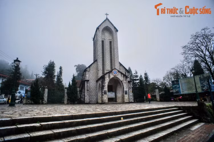  10. Nhà thờ đá Sapa, còn gọi là nhà thờ Đức Mẹ Mân Côi, là công trình mang tính biểu tượng nằm ở trung tâm thị xã Sapa. Nhà thờ được xây từ năm 1926-1935 theo phong cách kiến trúc Gothic kết hợp Roman, có đặc điểm nổi bật là dùng đá tàng để xây tường thay vì dùng gạch.