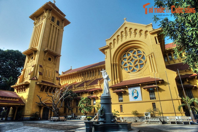  8. Nhà thờ Cửa Bắc tọa lạc tại quận Ba Đình, là một trong những nhà thờ cổ đẹp nhất Hà Nội. Nhà thờ được xây dựng từ năm 1925-1930, mang kiến trúc Roman kết hợp phong cách Á - Âu, về tổng thể tạo nên đặc trưng của phong cách kiến trúc Đông Dương nổi tiếng.