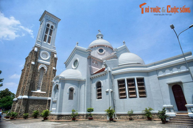  14. Nhà thờ Hạnh Thông Tây tọa lạc tại số 53/7 Quang Trung, quận Gò Vấp, TP HCM, do ông Lê Phát An – con trai ông Huyện Sỹ – xây dựng từ năm 1921-1924. Việc lựa chọn phong cách Byzantine khiến nhà thờ Hạnh Thông Tây có kiến trúc khác lạ so với đại đa số nhà thờ cổ ở Việt Nam.