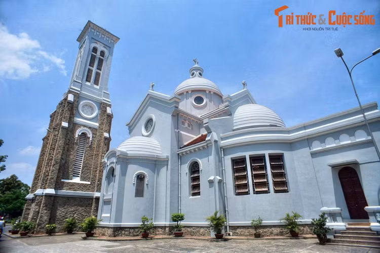  14. Nhà thờ Hạnh Thông Tây tọa lạc tại số 53/7 Quang Trung, quận Gò Vấp, TP HCM, do ông Lê Phát An – con trai ông Huyện Sỹ – xây dựng từ năm 1921-1924. Việc lựa chọn phong cách Byzantine khiến nhà thờ Hạnh Thông Tây có kiến trúc khác lạ so với đại đa số nhà thờ cổ ở Việt Nam.