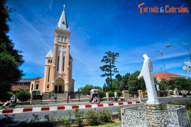  6. Nhà thờ Chính tòa Đà Lạt, còn gọi là nhà thờ Con Gà Đà Lạt, nằm ở phường Ba của TP Đà Lạt. Được xây từ năm 1931 đến 1942 theo kiến trúc Roman, nhà thờ này là một trong những công trình kiến trúc thời thuộc địa tiêu biểu nhất của "thành phố ngàn hoa".