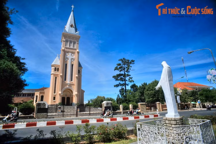  6. Nhà thờ Chính tòa Đà Lạt, còn gọi là nhà thờ Con Gà Đà Lạt, nằm ở phường Ba của TP Đà Lạt. Được xây từ năm 1931 đến 1942 theo kiến trúc Roman, nhà thờ này là một trong những công trình kiến trúc thời thuộc địa tiêu biểu nhất của "thành phố ngàn hoa".