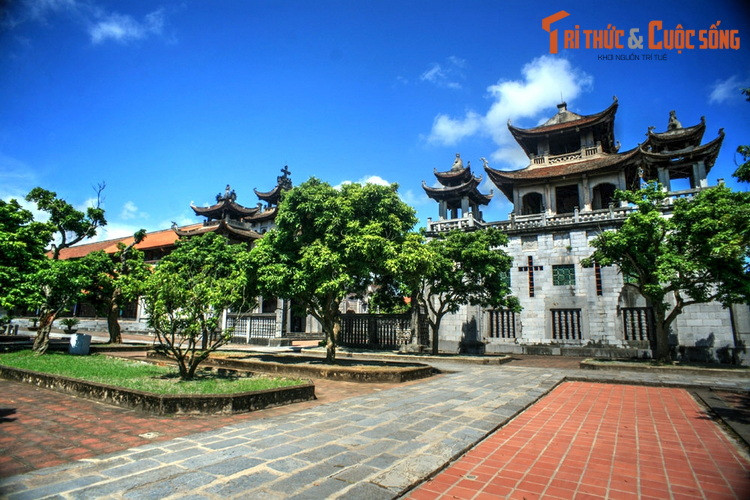  3. Nhà thờ đá Phát Diệm nằm ở thị trấn Phát Diệm, tỉnh Ninh Bình, được coi là nhà thờ cổ có quy mô lớn, đẹp và độc đáo bậc nhất Việt Nam. Công trình được xây dựng từ năm 1875-1898 với vật liệu là đá và gỗ, gồm một nhà thờ lớn, năm nhà thờ nhỏ trên khuôn viên rộng tới 22 ha.