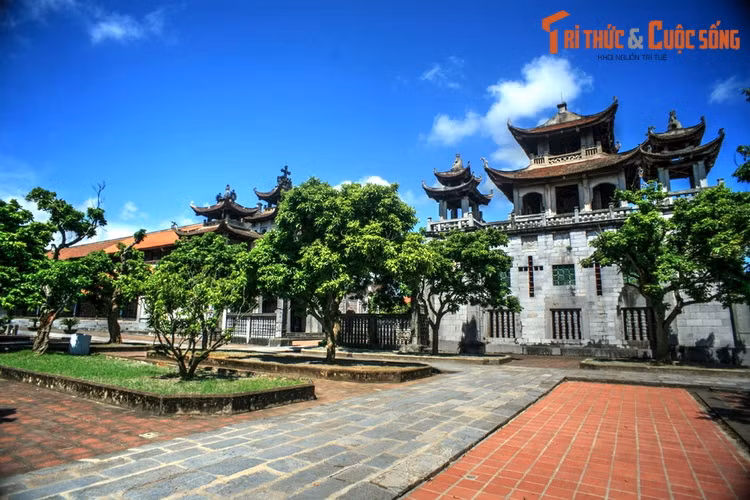  3. Nhà thờ đá Phát Diệm nằm ở thị trấn Phát Diệm, tỉnh Ninh Bình, được coi là nhà thờ cổ có quy mô lớn, đẹp và độc đáo bậc nhất Việt Nam. Công trình được xây dựng từ năm 1875-1898 với vật liệu là đá và gỗ, gồm một nhà thờ lớn, năm nhà thờ nhỏ trên khuôn viên rộng tới 22 ha.