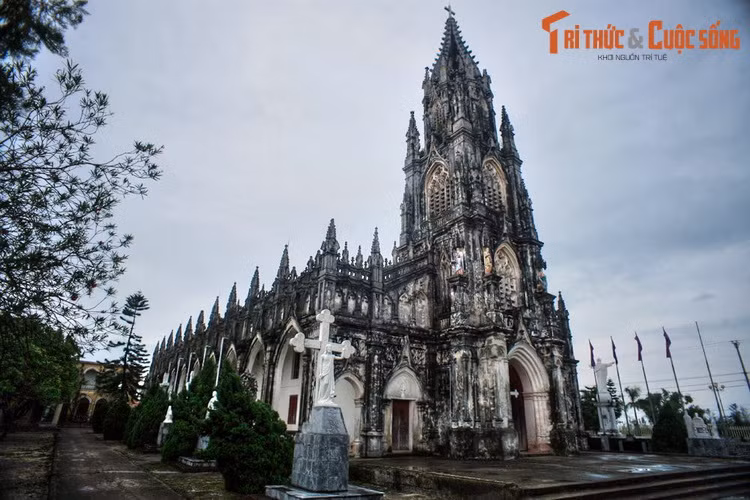  19. Nhà thờ Trà Cổ nằm ở phường Trà Cổ, TP Móng Cái, tỉnh Quảng Ninh, được mệnh danh là nhà thờ lớn và đẹp nhất vùng Đông Bắc. Nhà thờ hình thành từ năm 1857, năm 1913 được xây mới theo kiến trúc Gothic. Năm 2017, công trình được tháo dỡ để xây lại do đã xuống cấp.