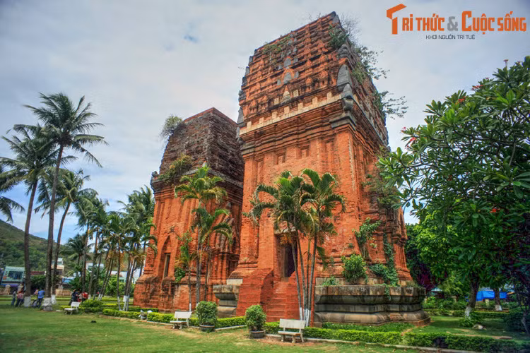 Trong hai ngôi tháp, tháp phía Bắc cao lớn hơn và cũng ít bị hư hại hơn. Ngôi tháp phía Nam có hình dáng, cấu trúc và trang trí giống như ngôi tháp Bắc nhưng nhỏ hơn và thấp hơn.